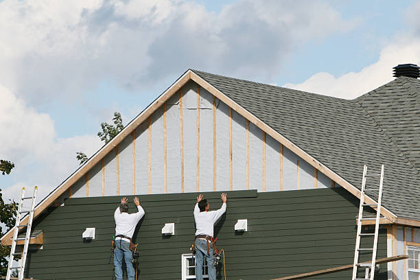 Professional Siding Installation technician working in Bristow, VA